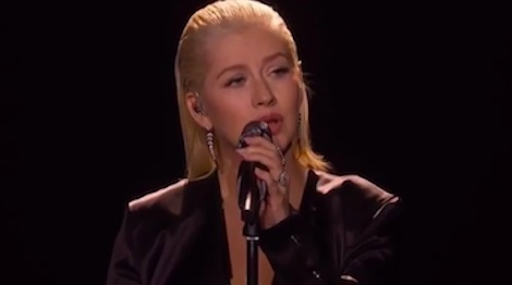 Man trinh dien vinh danh Whitney Houston cua Christina Aguilera hinh anh