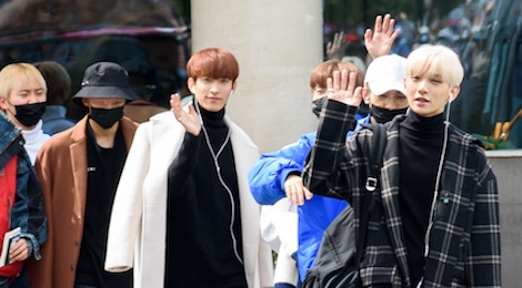 Fan Viet doi nang, dep loi nhuong duong cho 13 my nam nhom SEVENTEEN hinh anh