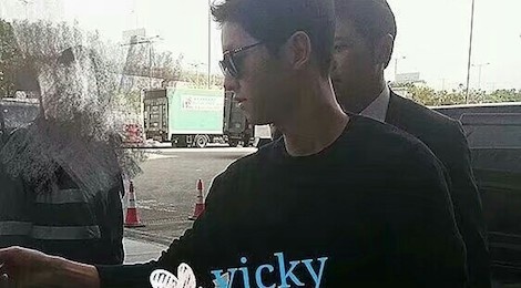 Fan tang Song Joong Ki sach cham soc tre em so sinh hinh anh