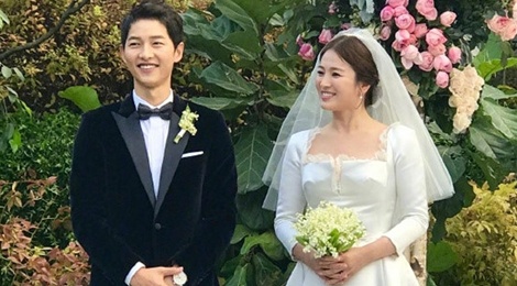 Nghi van Song Hye Kyo co bau, fan tang sach cham soc tre cho Joong Ki hinh anh