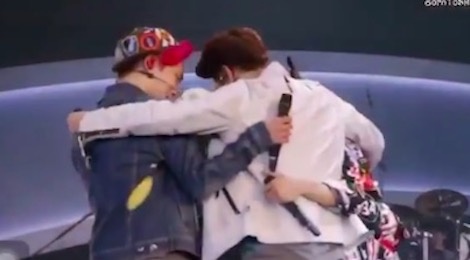 Kim Jong Hyun khoc va om SHINee trong buoi bieu dien. hinh anh