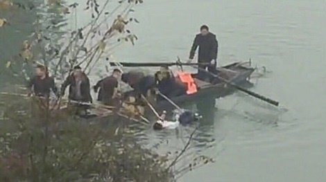 Hien truong phat hien dien vien Trung Quoc tu tu hinh anh