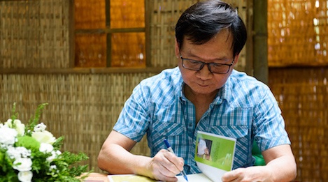 Doc gia xep hang tu sang som de nhan chu ky nha van Nguyen Nhat Anh hinh anh