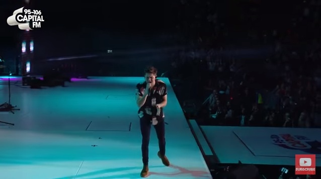 Niall Horan bieu dien ca khuc Slow Hands hinh anh