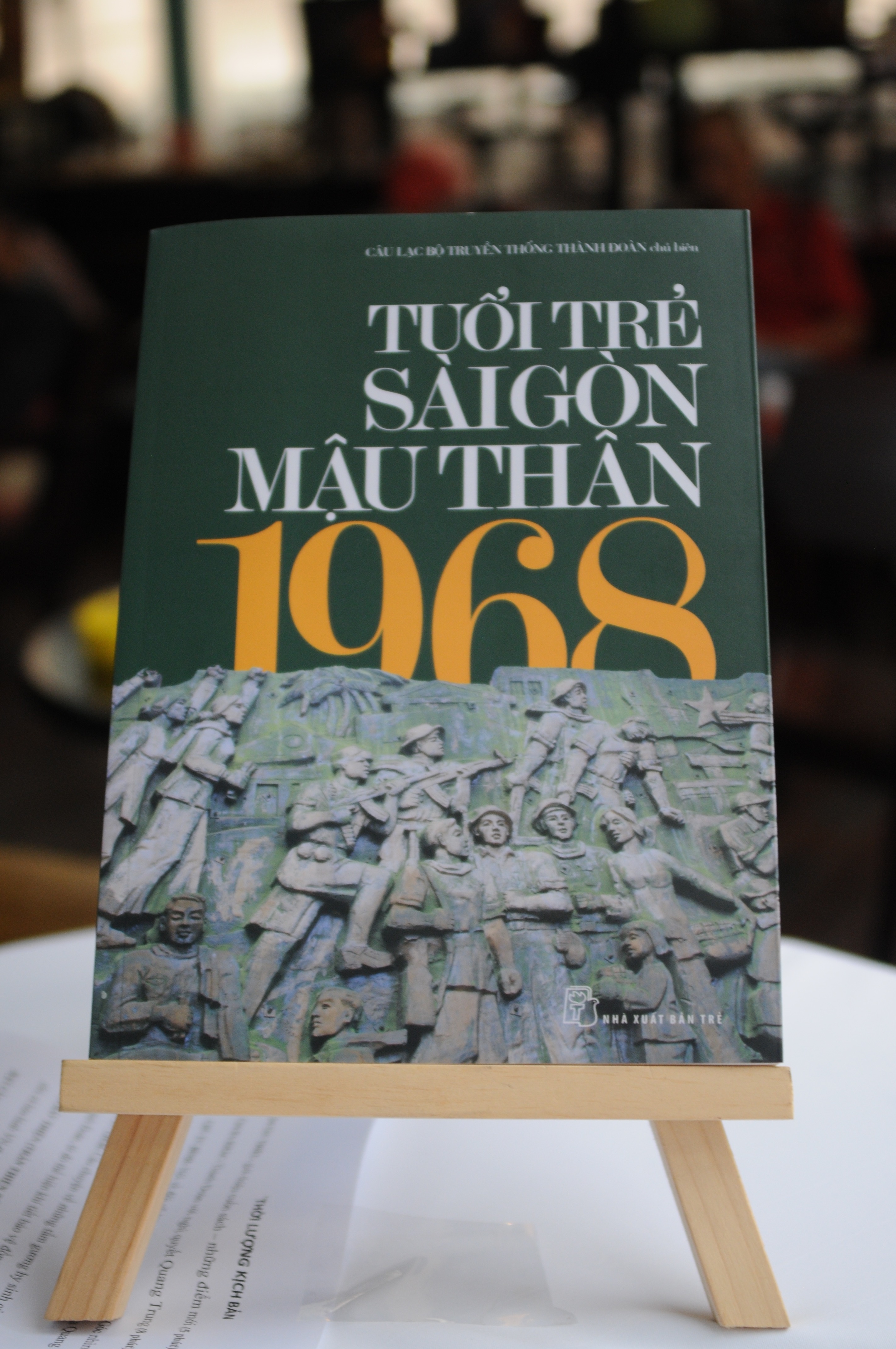 dot hoat dong chu de Mau Than o duong sach anh 1