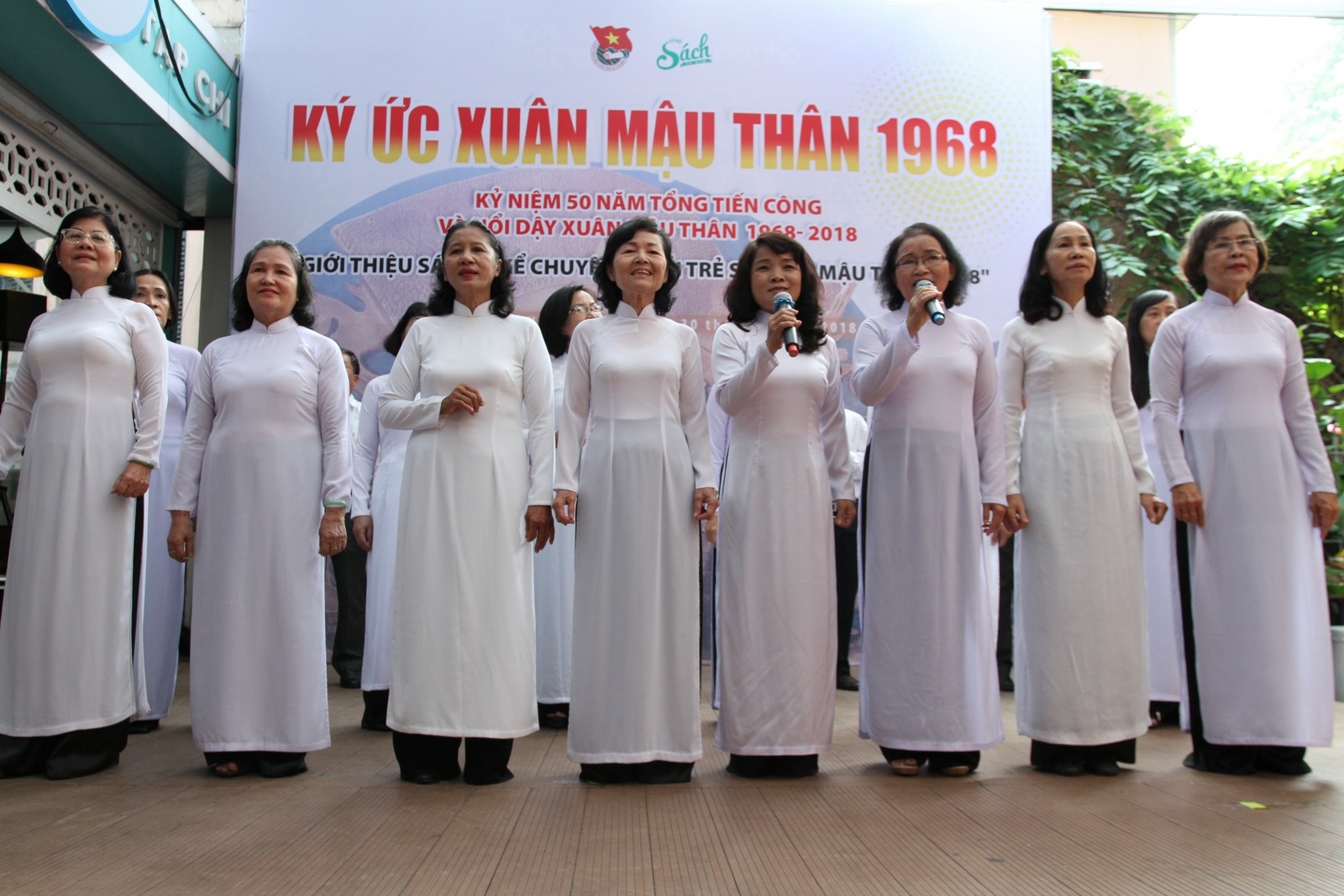 dot hoat dong chu de Mau Than o duong sach anh 3