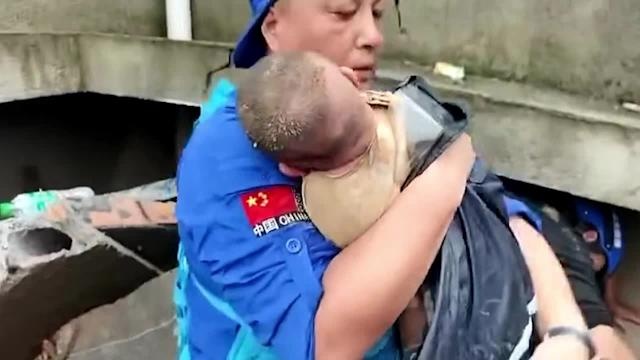 Cuu be 3 thang tuoi thoat khoi vu sap nha o Trung Quoc hinh anh