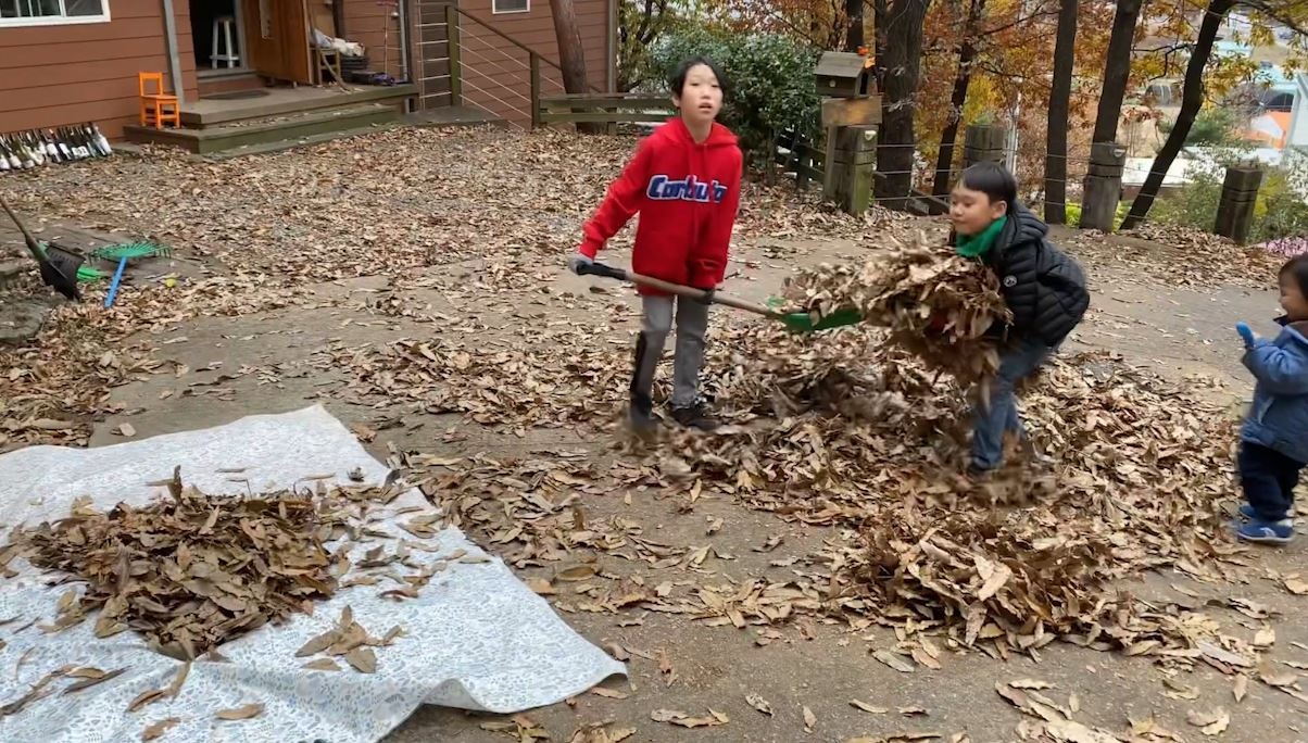 Cach giup tre cung chia se viec nha voi me hinh anh