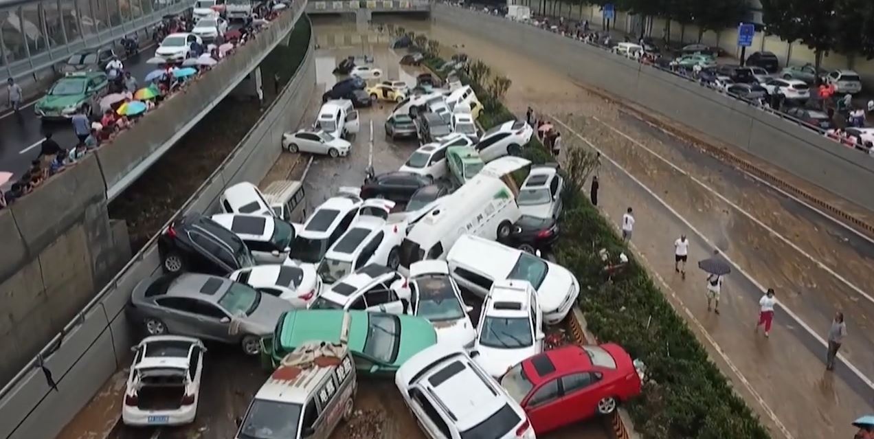 Oto chat dong tren duong vi lu lut o Trung Quoc hinh anh