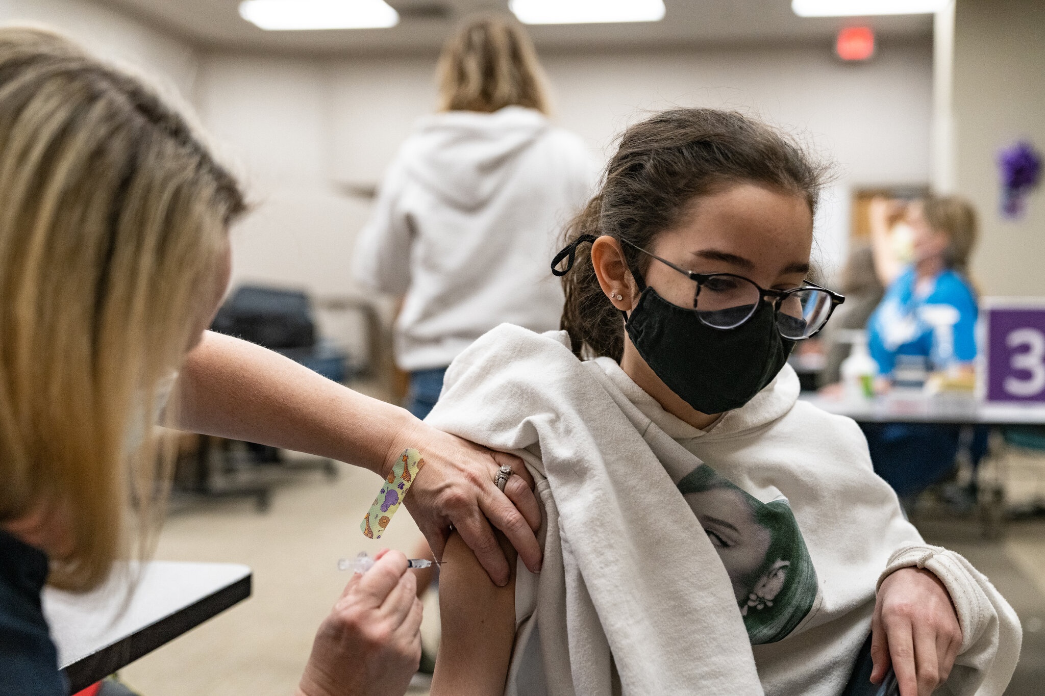 Nhieu thieu nien My mac Covid-19 khi chua kip tiem vaccine hinh anh