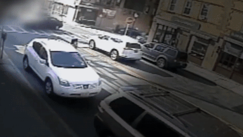 Canh sat va nguoi di duong nang oto cuu hai me con gap tai nan hinh anh