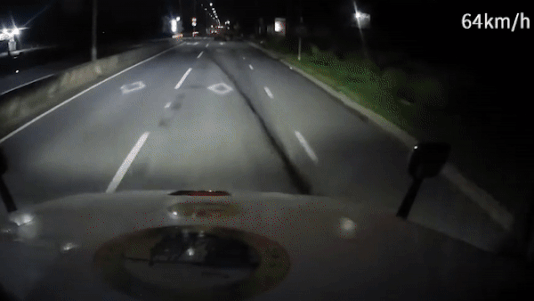 Dan bo nam giua duong suyt gay tai nan cho xe tai hinh anh