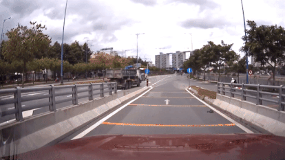 Xe ben vuot den do, di vao lan xe may o TP.HCM hinh anh