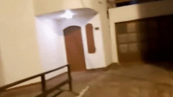 Ngoi nha bi sup khoi vach da vi song lon o Argentina hinh anh