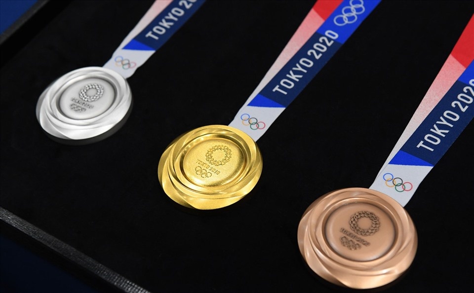 Huy chuong vang Olympic Tokyo 2020 co gia tri bao nhieu? hinh anh