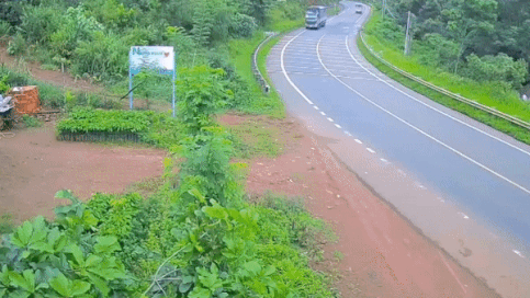 Xe tai mat lai lat ngang tai Dak Nong hinh anh