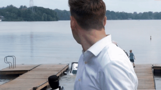 Chiec xe ban tai bi troi xuong nuoc ngay tren song truyen hinh hinh anh