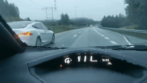 Chiec Tesla tu dung lai khi tai xe guc tren vo lang hinh anh