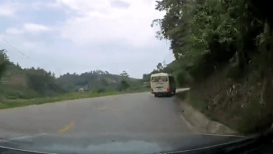 Xe khach lui o goc cua suyt gay tai nan hinh anh