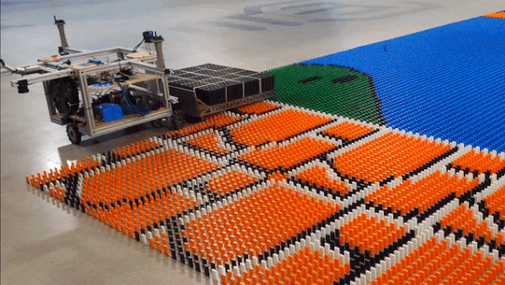 Khoanh khac hang nghin the domino do robot xep do sup hinh anh