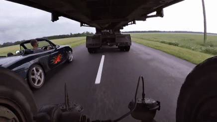 Oto mui tran lach qua gam xe container hinh anh