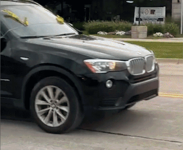 Tai xe lai BMW lao vao khu vuc dang xay dung hinh anh