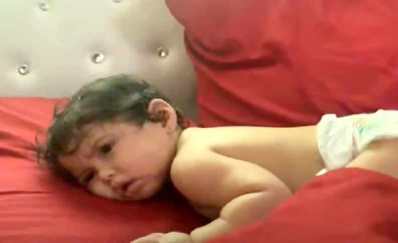 Be gai mac Covid-19 duoc dua di kham bang truc thang o My hinh anh