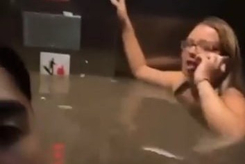 Nuoc lu tran vao thang may khien 3 nguoi suyt chet duoi o My hinh anh