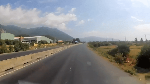 Toyota Vios di nguoc chieu tren quoc lo 1 hinh anh