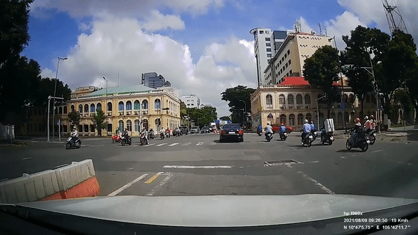 Xe tai lan lan vuot au tai TP.HCM hinh anh