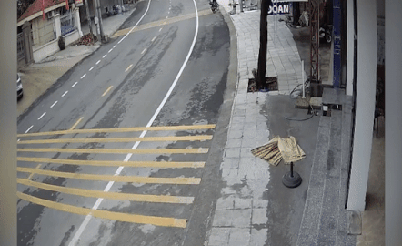 Oto khong co nguoi lai troi ra giua duong hinh anh