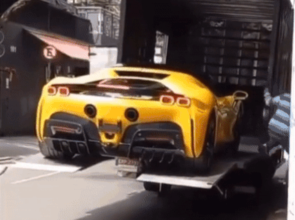 Sieu xe Ferrari bi roi tu cau nang tren xe tai hinh anh