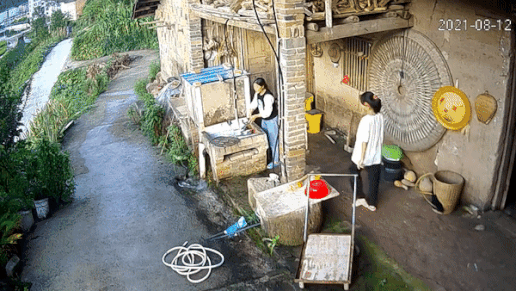 Can gac day cui bat ngo do sap xuong nguoi phu nu o Trung Quoc hinh anh