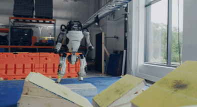 Robot 2 chan chay nhay nhu con nguoi hinh anh