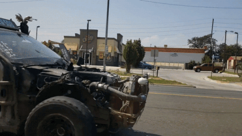 Chiec oto duoc trang tri rung ron theo phong cach ‘Mad Max’ hinh anh