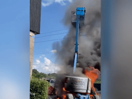 Nguoi dan ong My nhay khoi xe cau o do cao hon 7,5 m hinh anh