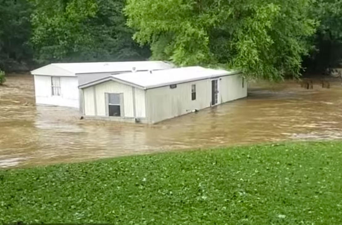 Nuoc lu cuon troi theo nhieu nha va xe o My hinh anh