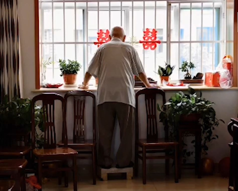 Nguoi ong lang le dung nhin chau gai di lay chong hinh anh