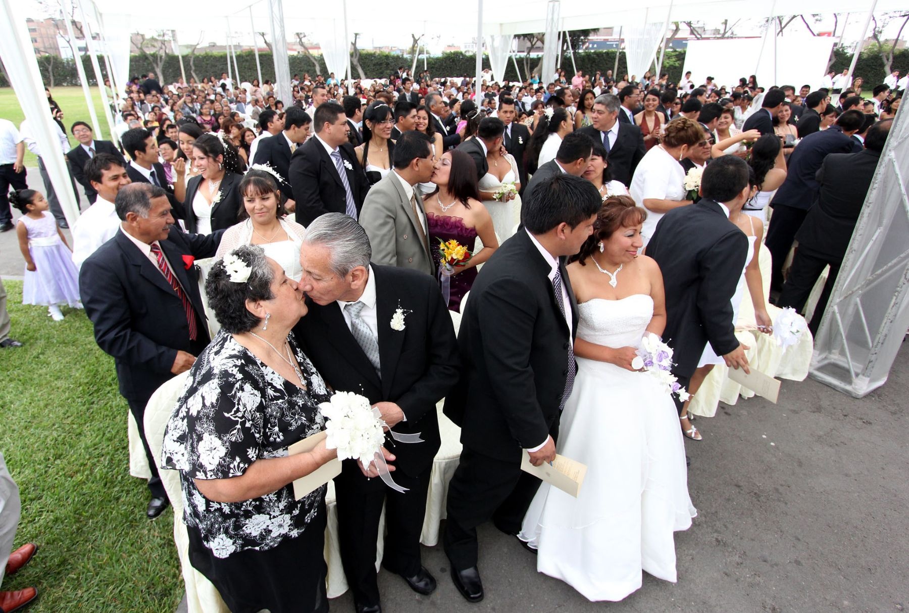 200 doi to chuc hon le tap the giua dai dich o Peru hinh anh