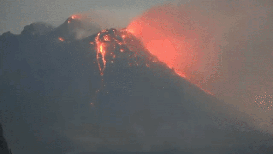 Nui lua Shiveluch phun trao tro lai o Nga hinh anh