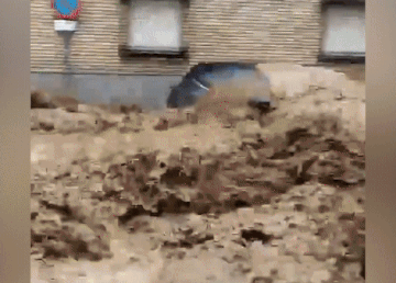 Oto bi lu quet cuon tren duong o Tay Ban Nha hinh anh