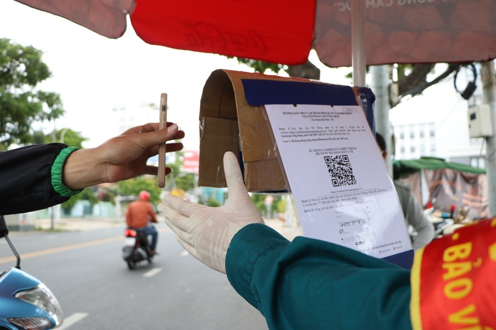 Camera tu dong quet QR code tai cac chot kiem soat o TP.HCM hinh anh