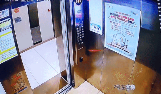 Nguoi phu nu Trung Quoc nem tui rac vao thang may hinh anh