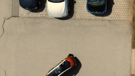 Oto dien nho gon nhu xe may co gia hon 14.000 USD hinh anh