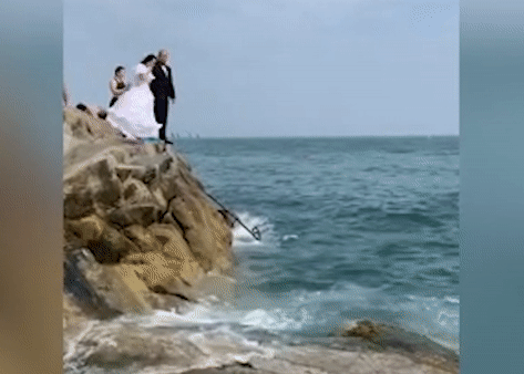 Cap vo chong nguoi Anh nhay xuong bien de ky niem hon le hinh anh