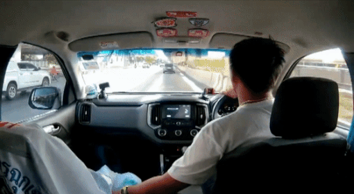 Lop xe vang trung lam bung tui khi cua xe cuu thuong o Thai Lan hinh anh