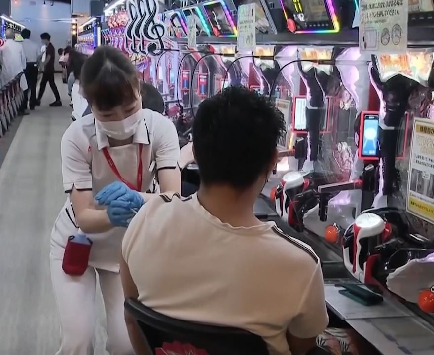 Nguoi dan duoc tiem vaccine o tiem game tai Nhat Ban hinh anh