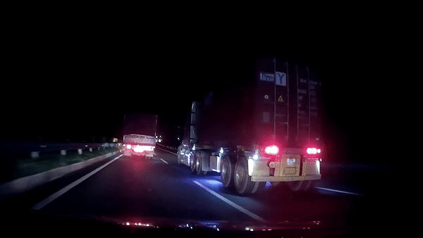 Xe tai nem gach xuong duong khi dang chay tren cao toc hinh anh