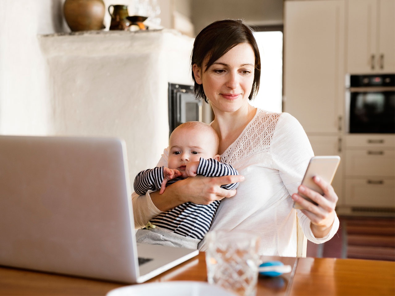 Cha me mai me dung dien thoai gay anh huong xau den tre hinh anh