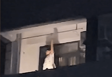 Nhay mua tren ban cong de giai toa stress o Thuong Hai hinh anh